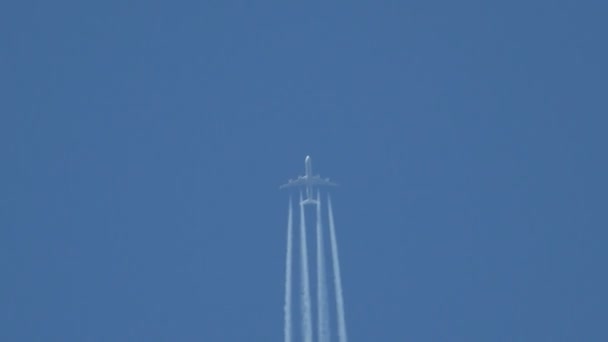 Concetto di scie chimiche, su un aereo . — Video Stock