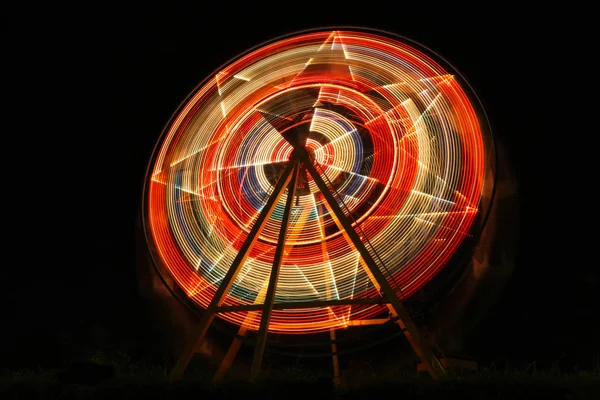 Geceleri dönme dolap aydınlanıyor.