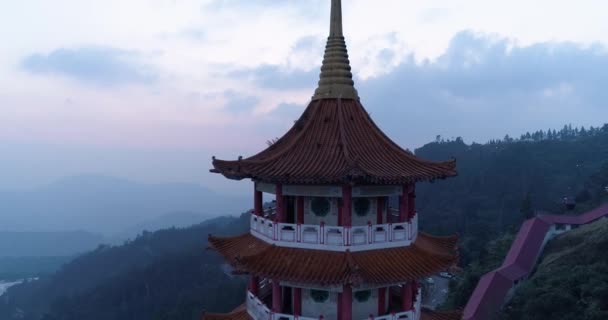 Atardecer aéreo cinematográfico de Chin Swee Cuevas Buddha Temple Tower en Genting Highlands, Malasia. 4K — Vídeos de Stock