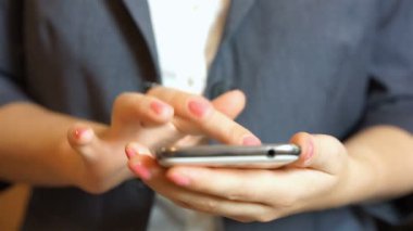 Alışveriş, örümcek ağı browsing akıllı telefon ekranında, mobil uygulaması yazarak işkadını