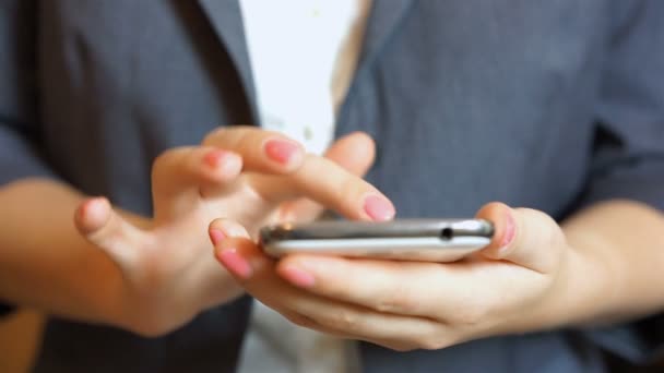 Mains de femme d'affaires taper du texte sur smartphone, organiser une réunion, faire du shopping 