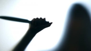 Cam, manyak korkutuyorsun kurban arkasında kasap bıçağı ile kötü kadın siluet