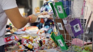 Durak, Hediyelik eşya dükkanı, hediye seçimi müşteri Japon Tebrik kartları