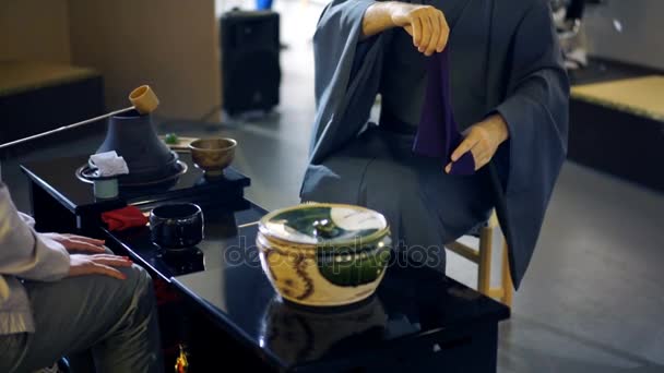 日本茶道のデモンストレーション、ティー マスターは、マスターの秘密を明かす — ストック動画