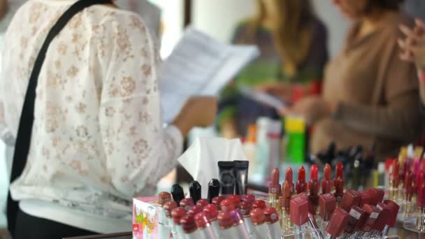 Güzellik danışmanları müşterilerine perakende güzellik makyaj ürünleri satan mağaza — Stok video