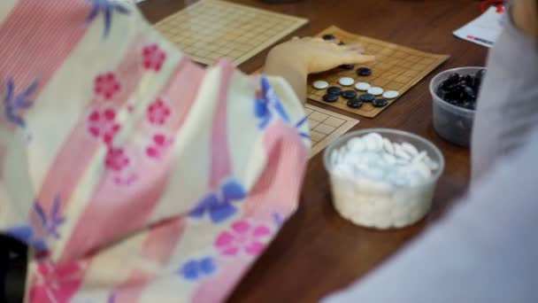 Γυναίκα προετοιμασία Διοικητικού Συμβουλίου για το παιχνίδι πάει, παραδοσιακή κινεζική στρατηγική παιχνίδι — Αρχείο Βίντεο