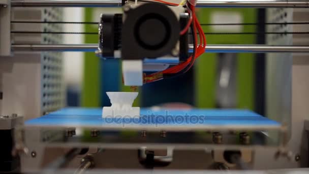 Mecanismo de impresora 3D, chorros de impresión creando un objeto, fabricación asequible — Vídeo de stock