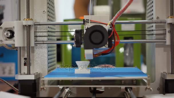 Taller de impresión 3D, vista macro de la impresora creando un objeto a partir de plástico — Vídeo de stock