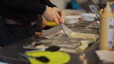 Pişirilmesi ve sokak satıcısı kızarmış dondurma müşteriye, sıradışı tatlı
