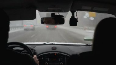 Otoyolda sürüş kış, kötü yol koşulları, kar, kötü görüş hızlı