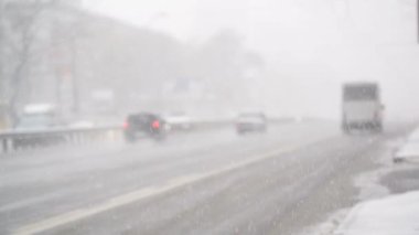 Şehir trafik sırasında kış kar yağışı, kaygan yol koşulları, kaza riski