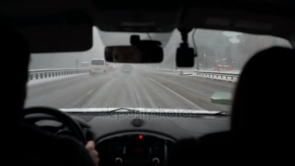 Вождение в зимний период, низкая видимость, скользкие дорожные условия, безопасность, опасность — стоковое видео