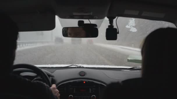 Вождение в снегу по шоссе, скользкая дорога, низкая видимость, меры предосторожности — стоковое видео