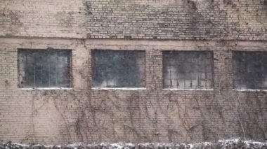 Kasvetli windows eski bina, bir soğuk kış günü kar yağışı terk