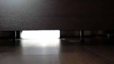 Yataktan içinde kadın ayakları ince yatak odasında, yürüyen kadın yakın çekim