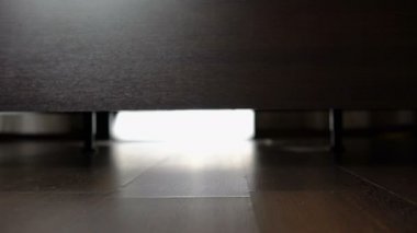 Kadın kadın ayak içinde yatak odası yakın çekim yürüyüş sabah yataktan kalkmak