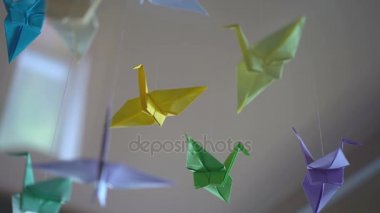 Konu, renkli yaratıcı el yapımı oyuncaklar asılı origami turna kuşları
