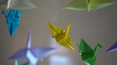 Renkli origami kağıt kuşlar iplik konu, huzurlu hobi, yaratıcılık