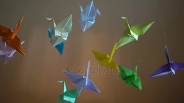 Yavaş yavaş arka plan, yaratıcılık sakinleştirici rüzgarda sallayarak origami kağıt kuşlar