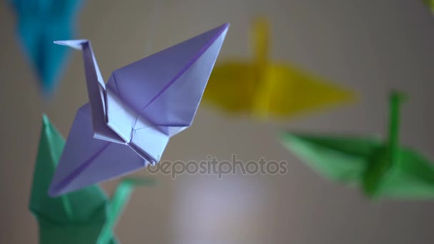 Pájaro grúa de origami violeta girando por hilo, imaginación, fondo relajante — Vídeos de Stock