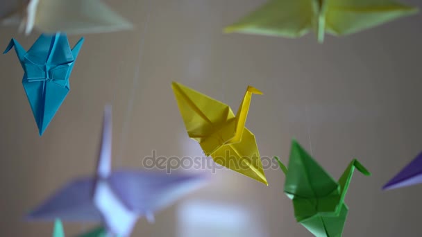 Pássaros de papel de origami coloridos girando por fios, passatempo predileto tranquilo, criatividade — Vídeo de Stock