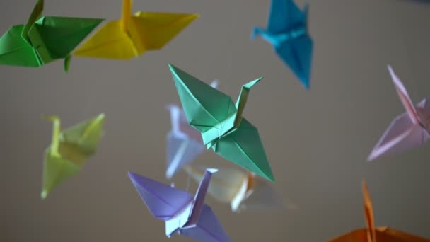 Hermosas aves de papel de origami balanceándose en el viento, arte tradicional japonés — Vídeos de Stock