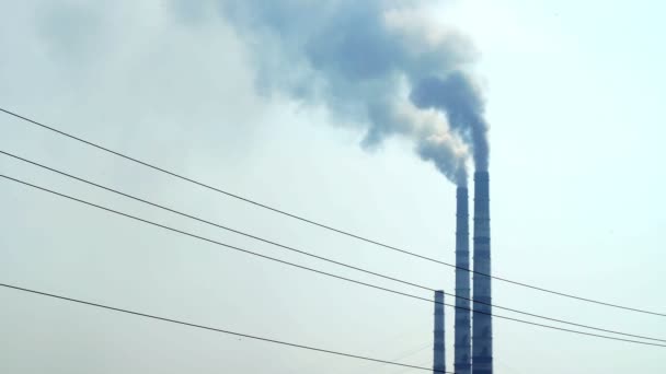 Grandes tuberías de planta de energía que emiten humo oscuro, zona industrial, megalópolis — Vídeo de stock