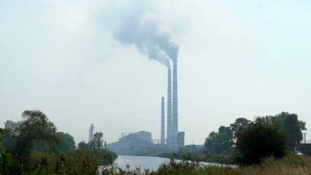 Электростанция ископаемого топлива вблизи реки, выбросы парниковых газов, загрязнение воздуха — стоковое видео
