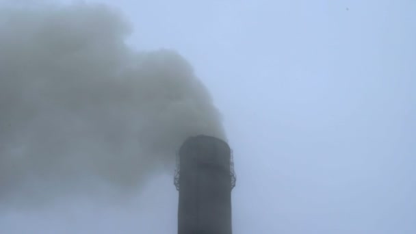 Close-up van elektriciteitscentrale pijp uitstoten van rook, broeikasgas, globale opwarming van de aarde — Stockvideo