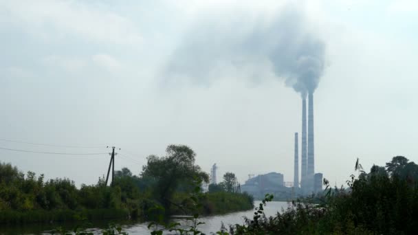 Central elétrica que polui a área à beira-mar, geração de energia elétrica — Vídeo de Stock