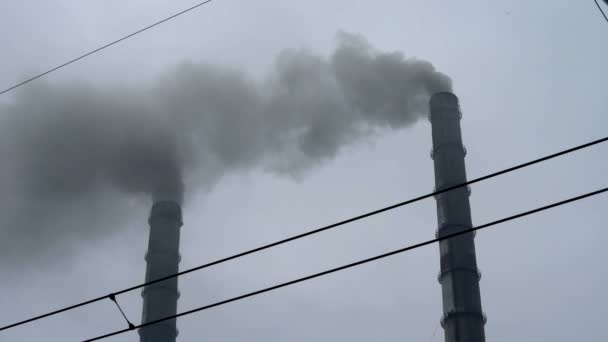 Power station pipes in industrial district, black dense smoke polluting air — Stock Video