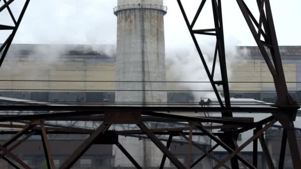 Gamla industribyggnader och rökpipor postsovjetiska kraftverk — Stockvideo
