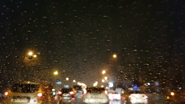 Джем Під Дощем Водій Pov Автомобілі Рухаються Повільно Вечір Місті — стокове відео