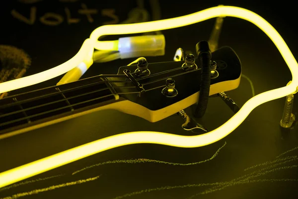 Cabeça Guitarra Baixo Iluminado Por Luz Néon Amarelo Papel Parede — Fotografia de Stock