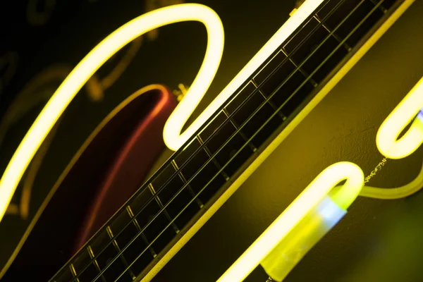 Bajo Cuerdas Guitarra Hermosa Luz Neón Fondo Pantalla Música Oscura — Foto de Stock