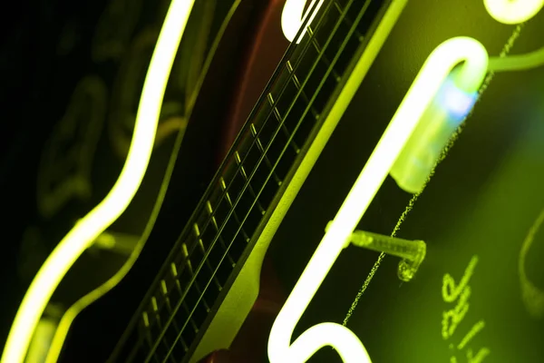 Luz Amarela Verde Torno Baixo Pescoço Guitarra Belo Fundo — Fotografia de Stock