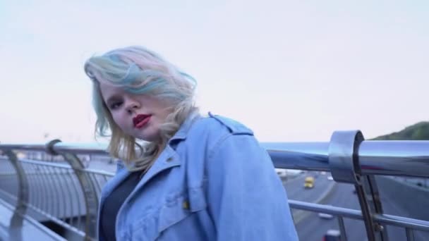 Jolie fille dansant sur le pont de la ville, style de vie des jeunes urbains, mode denim — Video