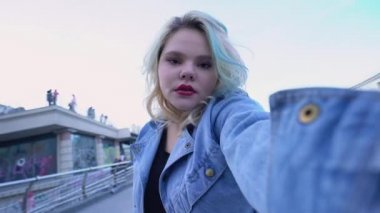 Selfie makinesi için poz veren güzel bir genç kız, elinde bir alet, yaşam tarzı.