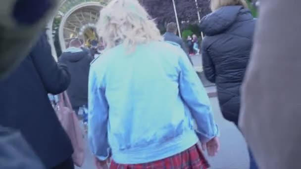 Chica con sobrepeso caminando en la multitud de la ciudad, pov peatonal, vergüenza corporal en la sociedad — Vídeo de stock