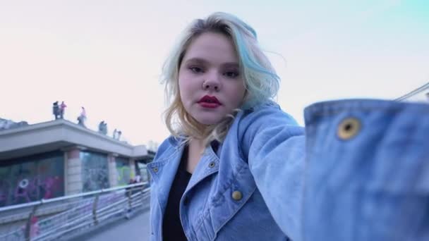 Krásná teen dívka pózuje pro selfie kameru, drží gadget v ruce, životní styl — Stock video