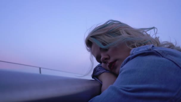 Depressziós gondolkodó lány gondolkodás kapcsolat problémák szenved magány — Stock videók