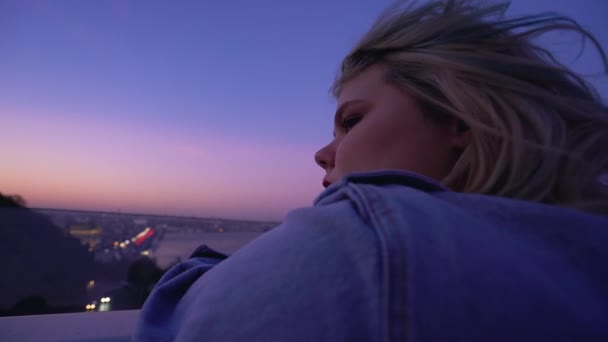 Mujer solitaria y hermosa mirando las luces de la ciudad nocturna, falta de amigos, depresión — Vídeos de Stock