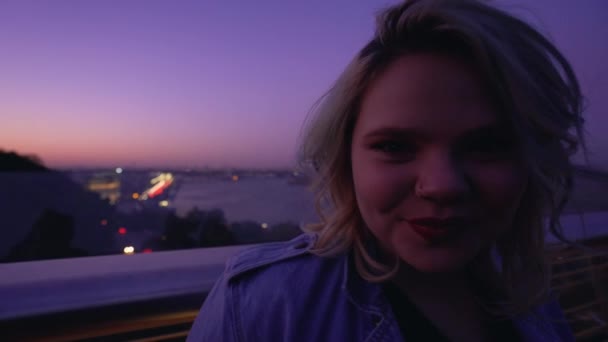 Flört kövér lány mosolyog a kamera, szórakozás éjszakai tető party, első randi — Stock videók