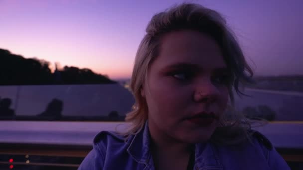 Несчастная девочка-подросток плачет, одинокая на вечеринке на крыше, подавленная после разрыва — стоковое видео