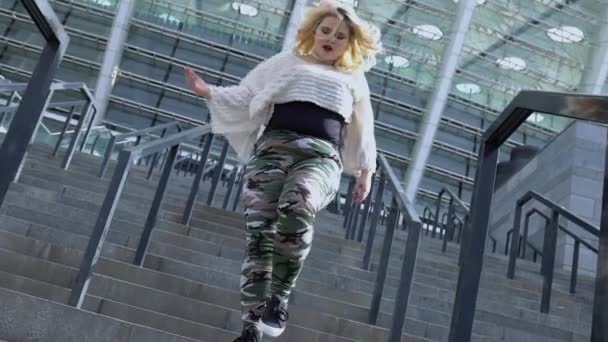 Активная девушка плюс размер танцы хип-хоп на открытом воздухе, положительный образ тела, самооценка — стоковое видео