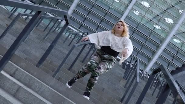 Attraktive übergewichtige Frau genießt Streetdance-Hobby in der Stadt, Körperakzeptanz — Stockvideo