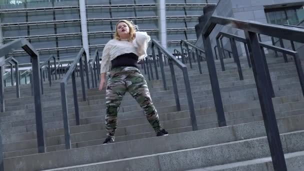 屋外で演奏する魅惑的な太っ腹なヒップホップダンサー、身体基準への挑戦 — ストック動画