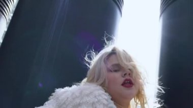 Açık havada müzik yapan, aktif yaşam tarzı, hobisi olan kadın dansçı.