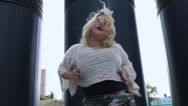 Verleidelijk plus size blonde vrouw dansen buiten, waaruit blijkt vertrouwen — Stockvideo