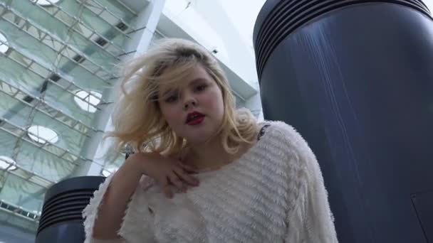 Gepassioneerd plus size blond meisje uitvoeren verleidelijke dans buiten, vertrouwen — Stockvideo